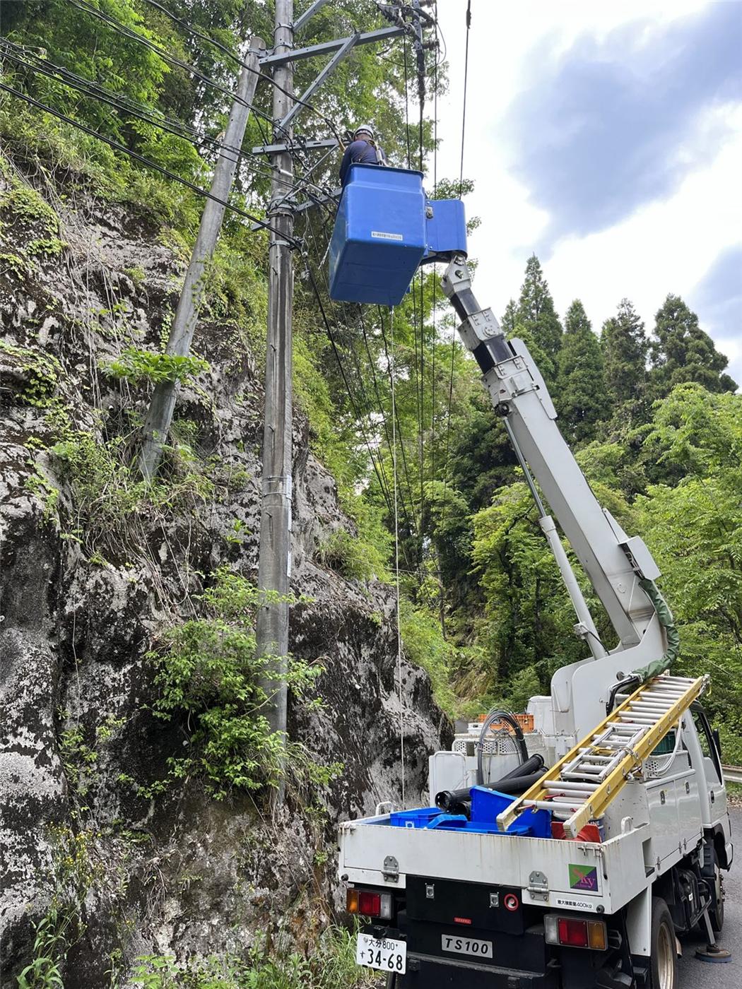 崖沿いの道路での高所作業