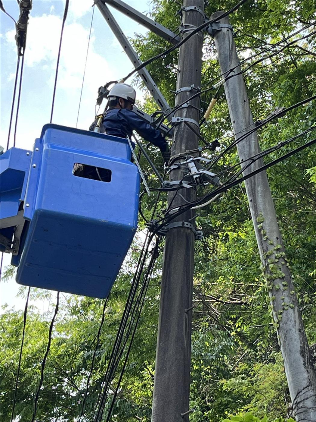 高所作業車のバケットから電柱作業
