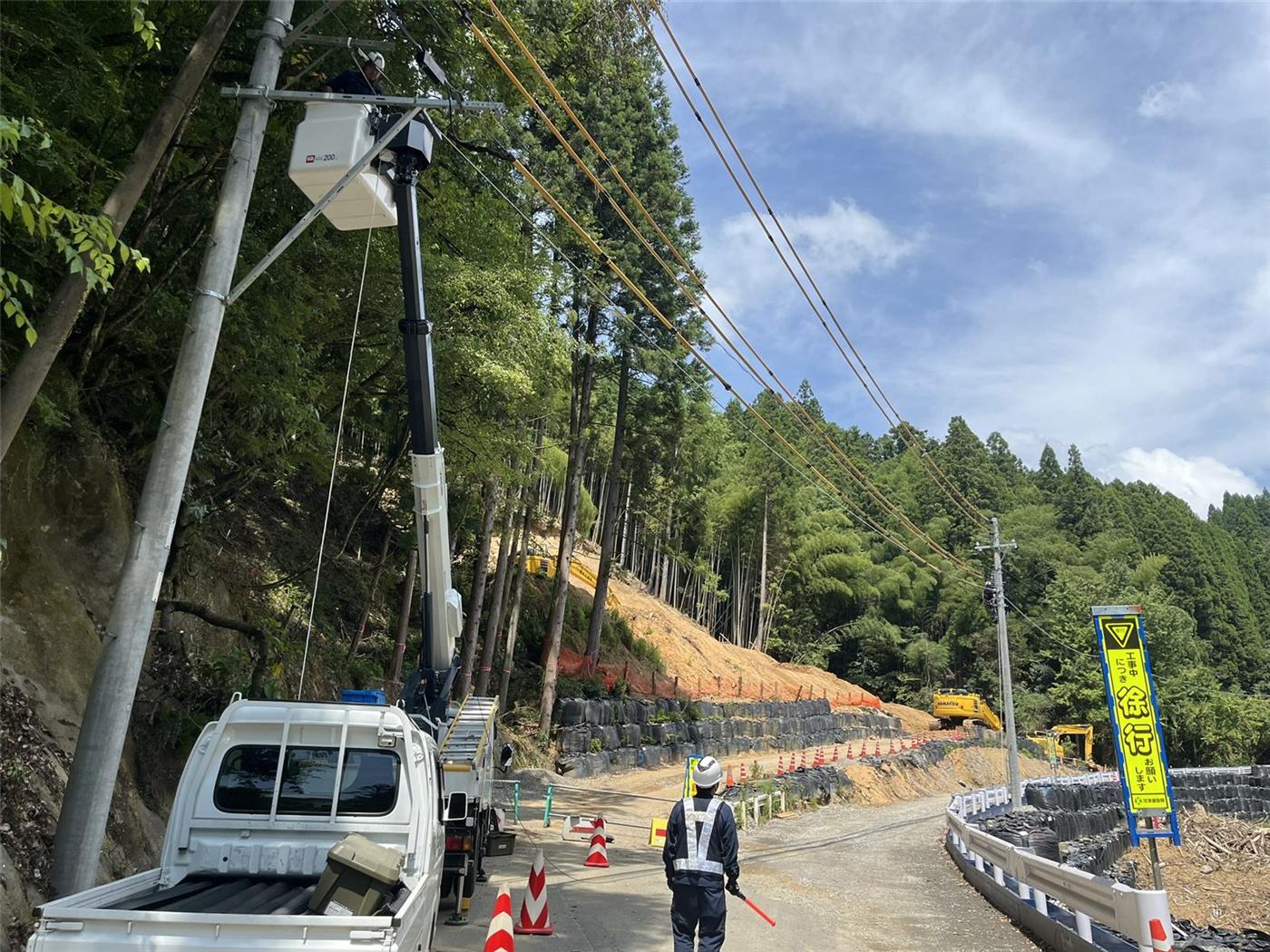 災害復旧工事の高所作業車と重機