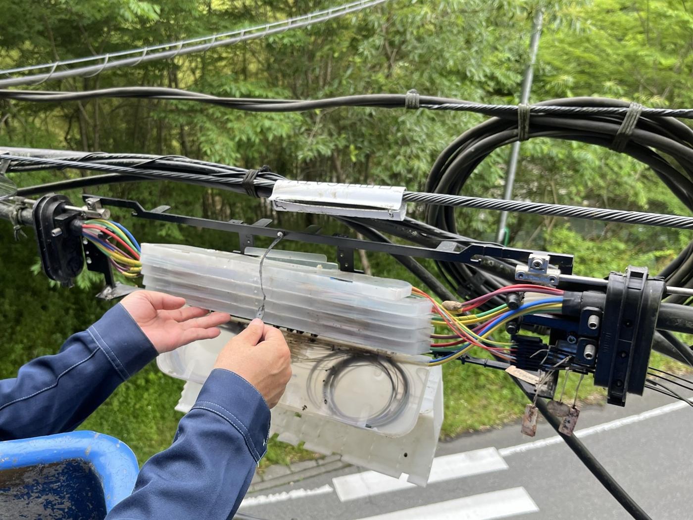 電柱上でクロージャの光心線を扱う