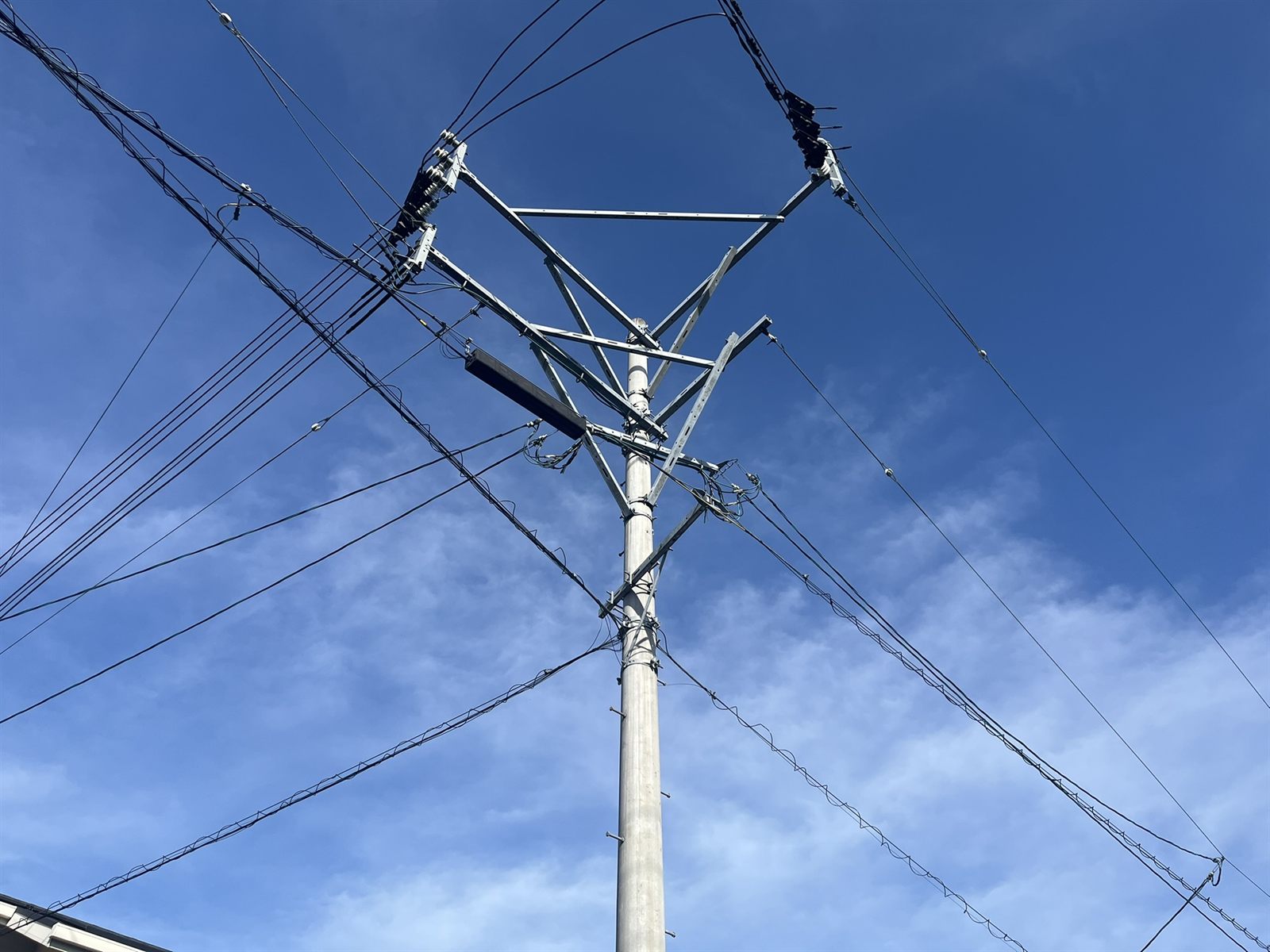 電柱の共架ケーブル